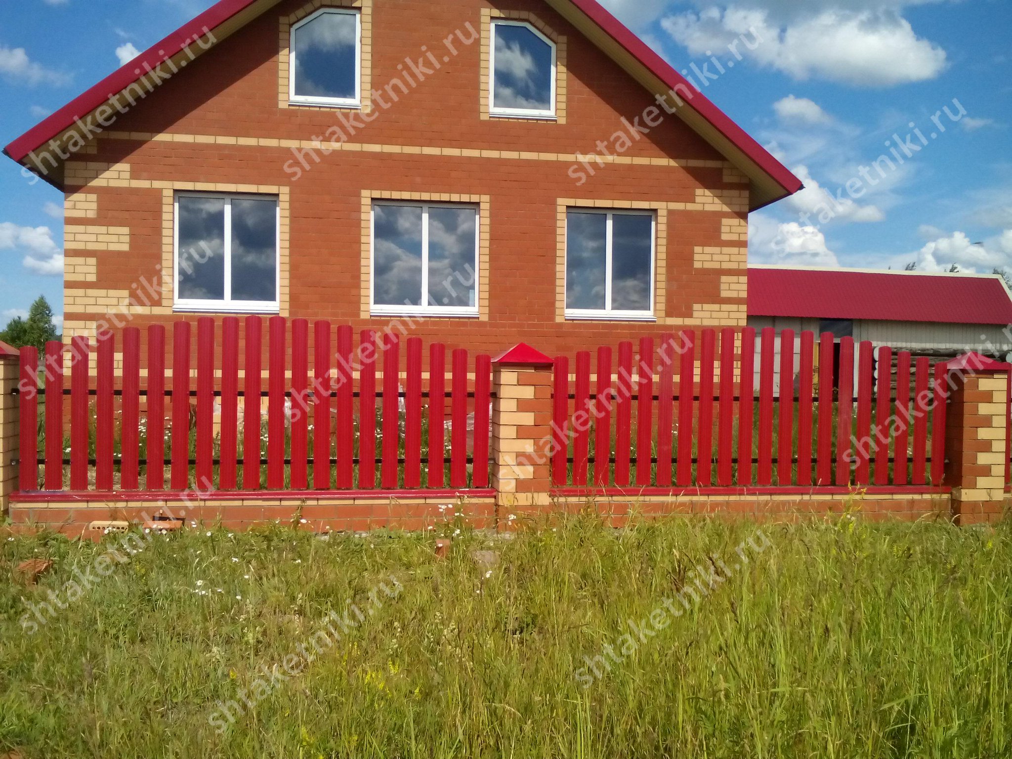 Забор перед домом в деревне