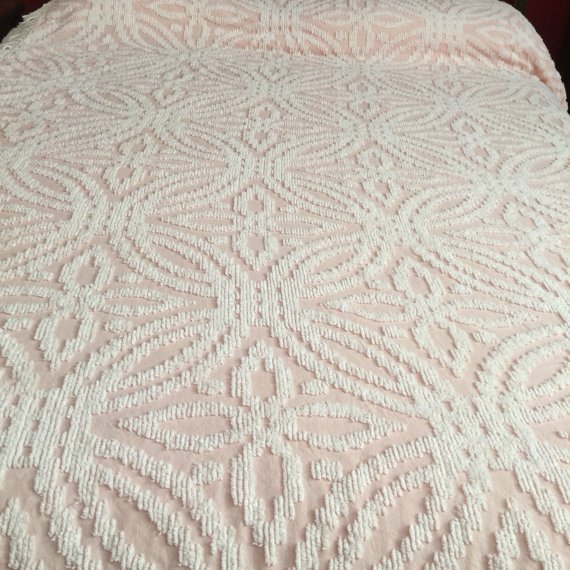 RetroResaleSD's tweet photo. https://t.co/WbMghQ9Bm3 #PinkBedspread #VintageChenilleBedspread #FullSizeBedspread #TwinSizeBedding #gotvintage https://t.co/bTdFOFJogv