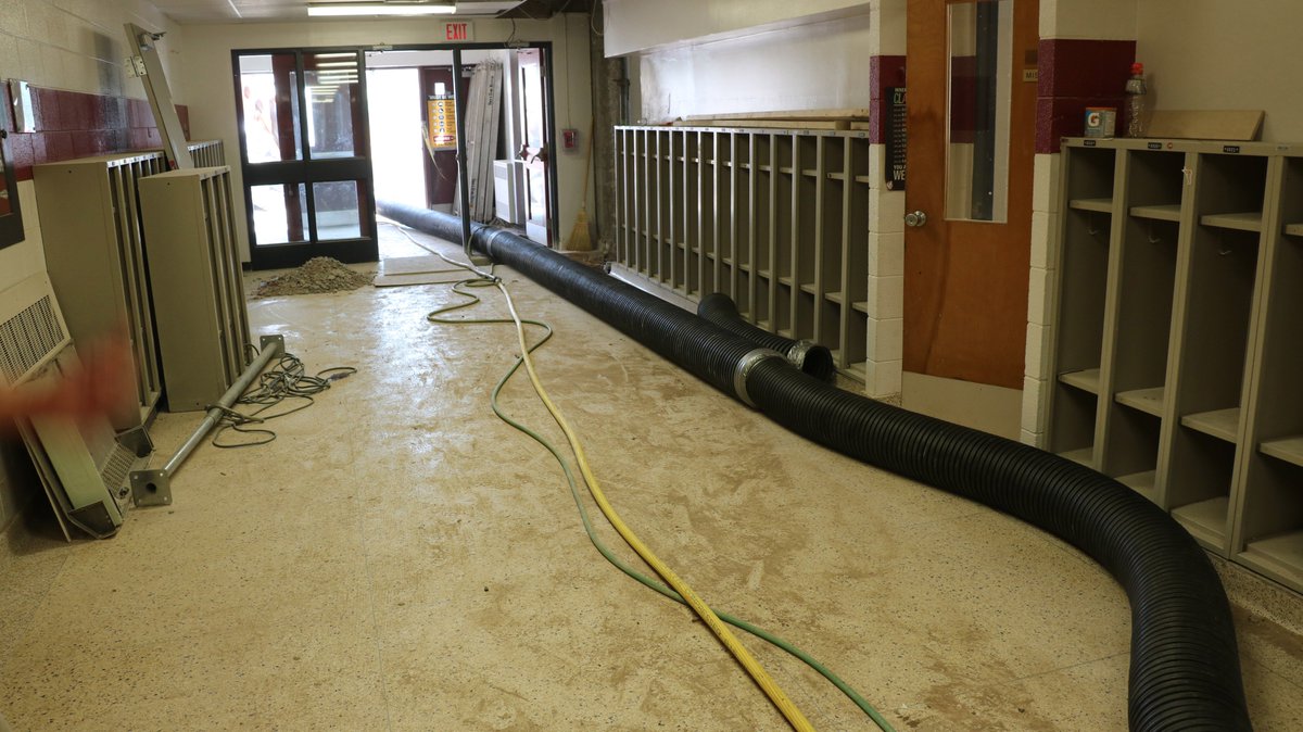 OxEquipment's tweet photo. The 5 point #MegaArm allows for positions like this one for hose extension for interior digging. #SuctionExcavation https://t.co/KlaIgodBNF
