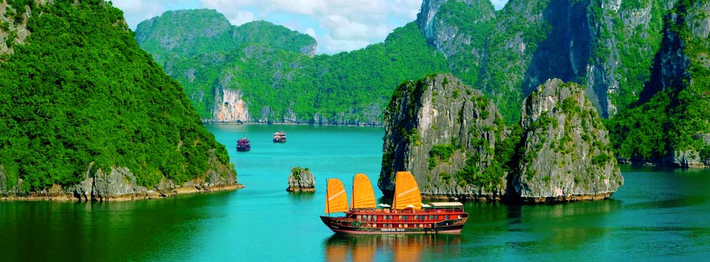 imvisavala's tweet photo. Hạ Long Bay, in Vietnam, known 4 its emerald waters n thousands of towering limestone islands topped by rainforests. https://t.co/yXGKxm8ckB