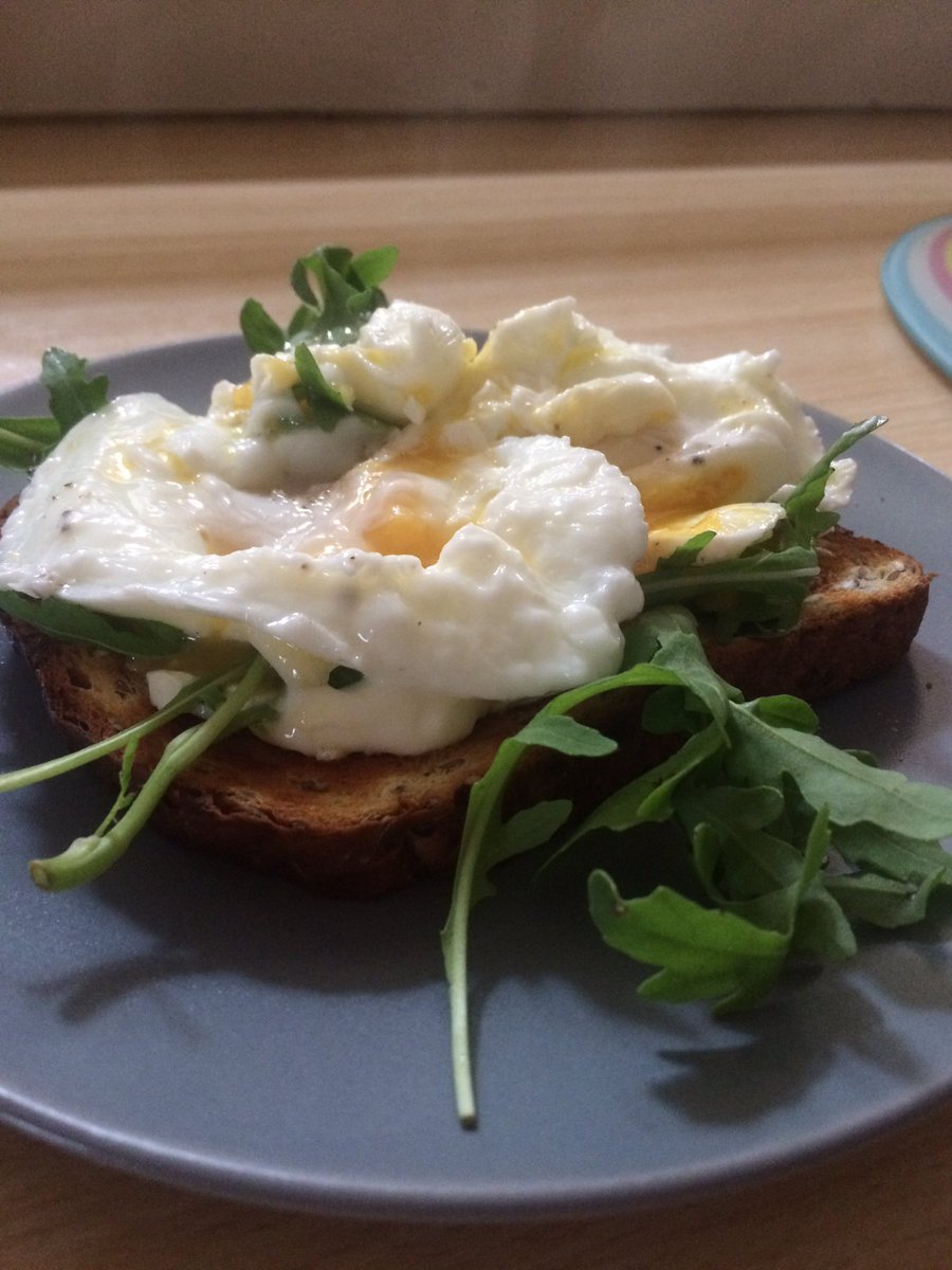 emwiggsy's tweet image. I ❤️ second lunch! #poschedeggs #rocket #seedbread