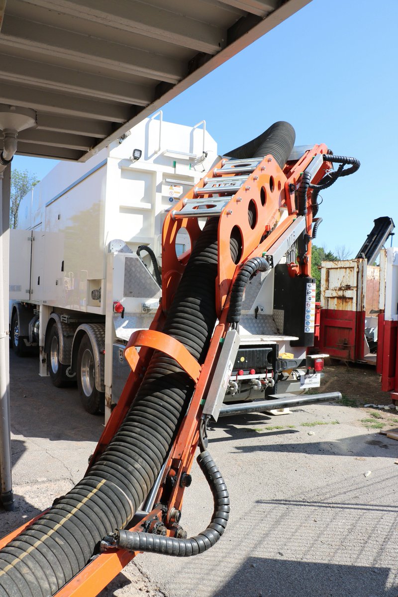 OxEquipment's tweet photo. The 5 point #MegaArm allows for positions like this one for hose extension for interior digging. #SuctionExcavation https://t.co/KlaIgodBNF