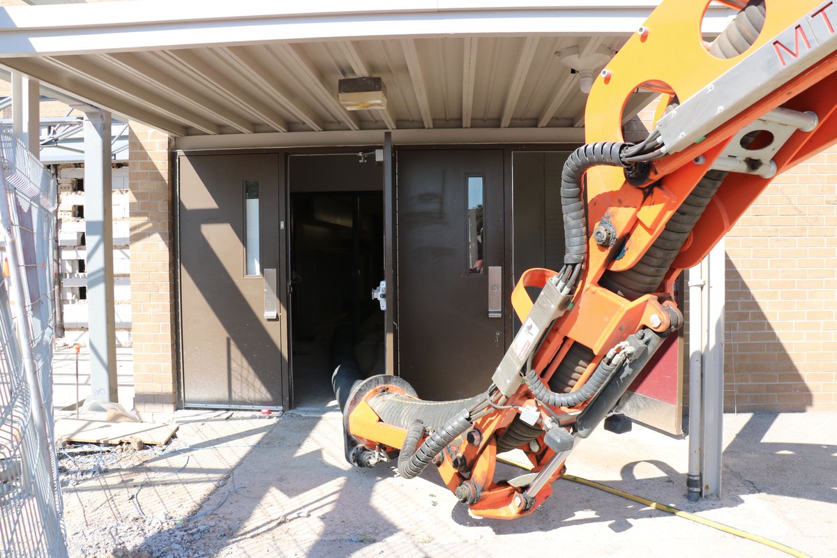 OxEquipment's tweet photo. The 5 point #MegaArm allows for positions like this one for hose extension for interior digging. #SuctionExcavation https://t.co/KlaIgodBNF