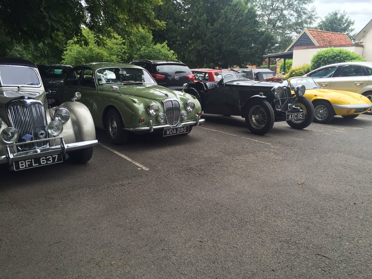 thecrownhartest's tweet photo. Today we had Colne Valley Classic & Vintage Car Club join us today. What a beautiful addition to the car park #CVCVC https://t.co/SkyF9uaggi
