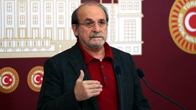 Ertuğrul Kürkçü diye yazılır, 'arkadaşları ölürken samanlıkta saklanan çakma sosyalist' diye okunur.