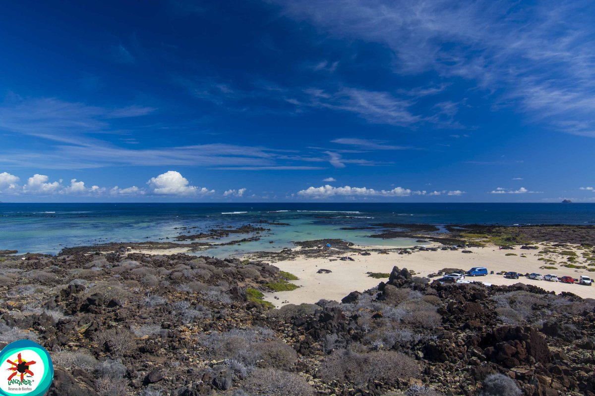 TurismoLZT's tweet photo. Hace calor y estamos rodeados de agua por todas partes,qué menos que ¡LANZArnos! ☀ 😎 #LANZArote #IslasCanarias https://t.co/ZBfWXd08Sr