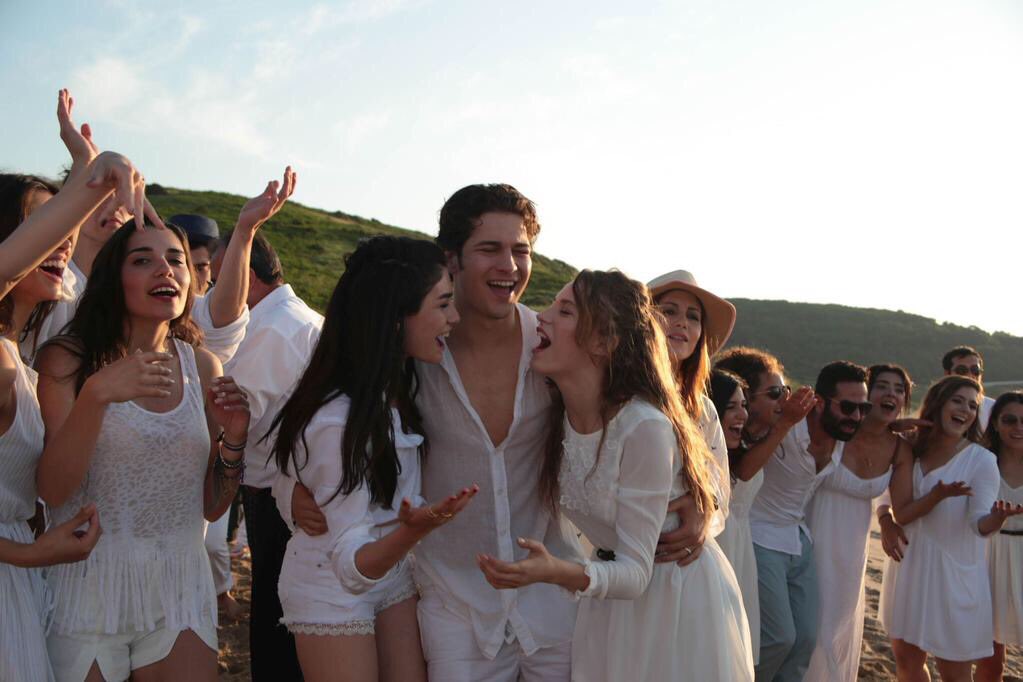 ahsenozden's tweet photo. En güzel ekip 🙌🏻 #medcezir https://t.co/v12tbgqzZm