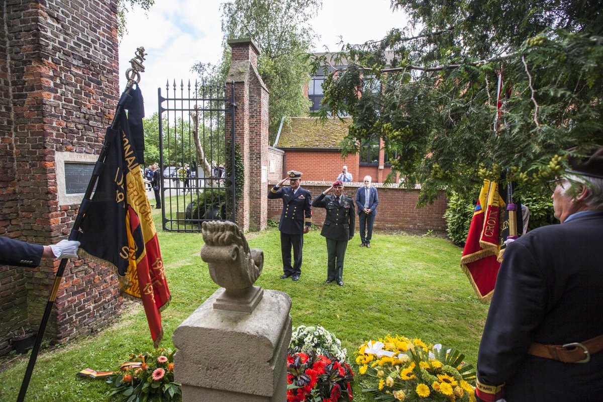 StadBrugge's tweet photo. Oorlogsheld kapitein #Fryatt die 100 jaar geleden werd terechtgesteld, gehuldigd in #Brugge https://t.co/SxEkwNeq7U https://t.co/ssumBtEfge