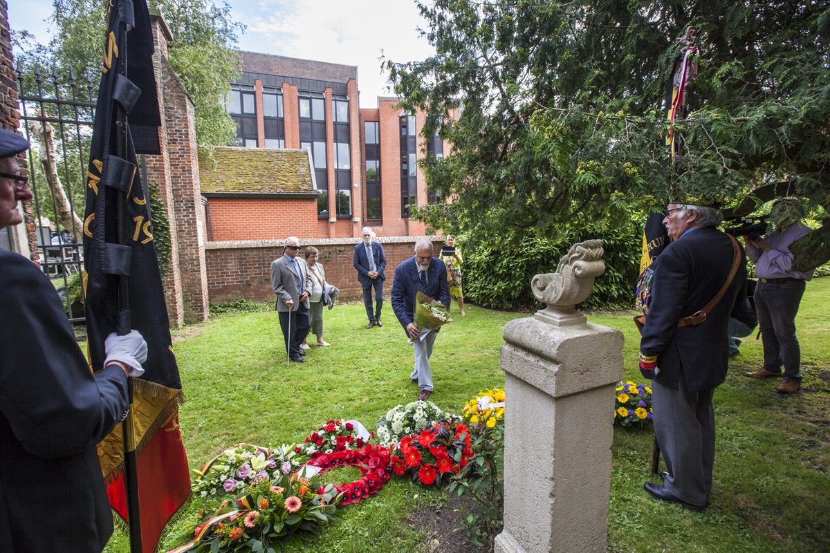 StadBrugge's tweet photo. Oorlogsheld kapitein #Fryatt die 100 jaar geleden werd terechtgesteld, gehuldigd in #Brugge https://t.co/SxEkwNeq7U https://t.co/ssumBtEfge