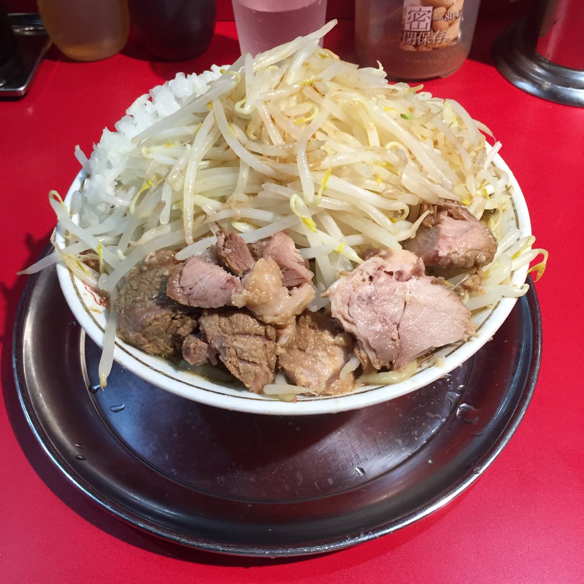 主夫のキロク 明大前 麺でる へ ラーメン 700円 を注文 うーん と言った感じ 醤油を薄めたスープでパンチが感じられなかった 麺も普通以下かな 店員は優しかった ﾉ 星2 8 麺でる 明大前 二郎系ラーメン