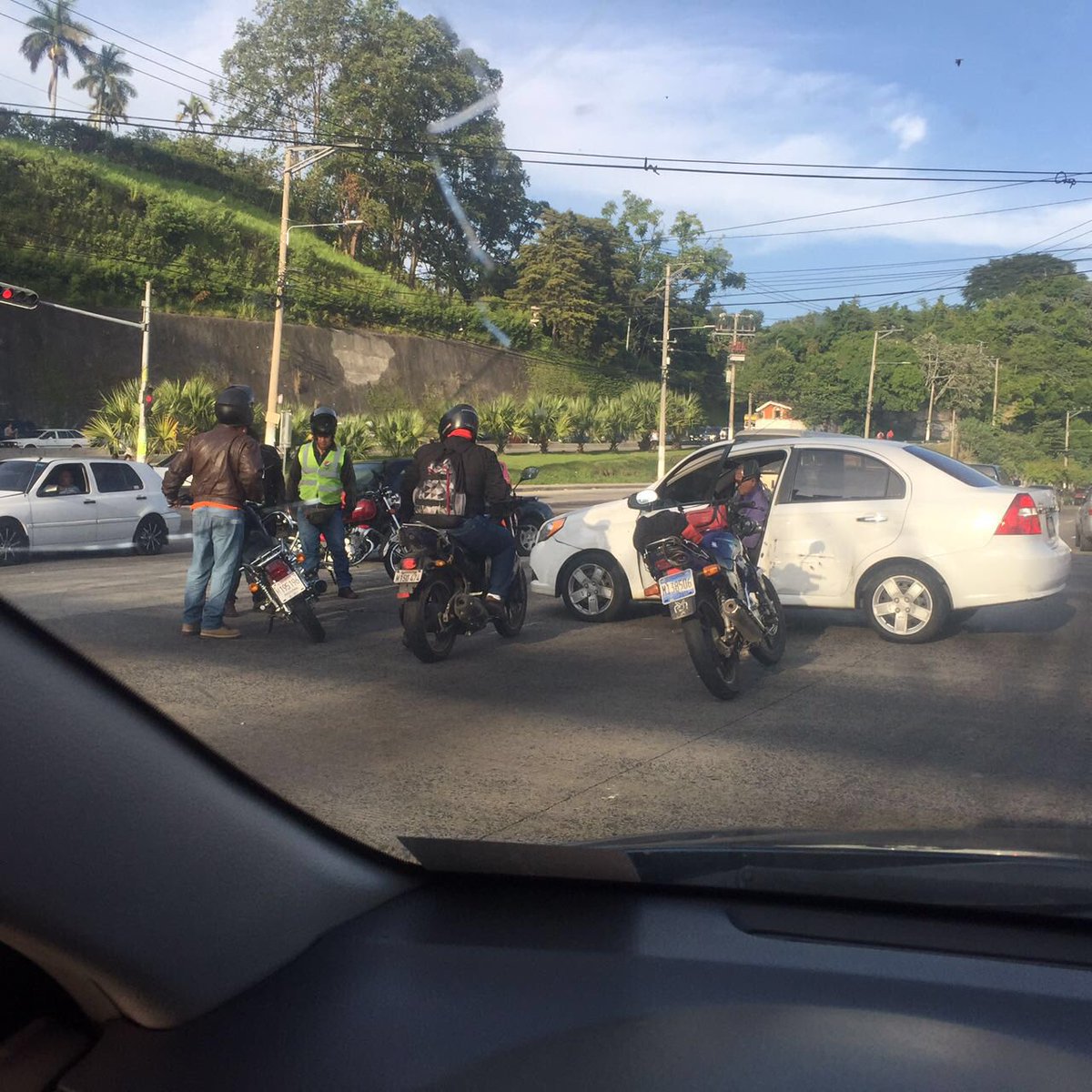alertux's tweet photo. #TráficoSV
Complicado por accidente en el semáforo Rancho Navarra.

Gracias a @Pame_Moran https://t.co/UYKDezsaVu