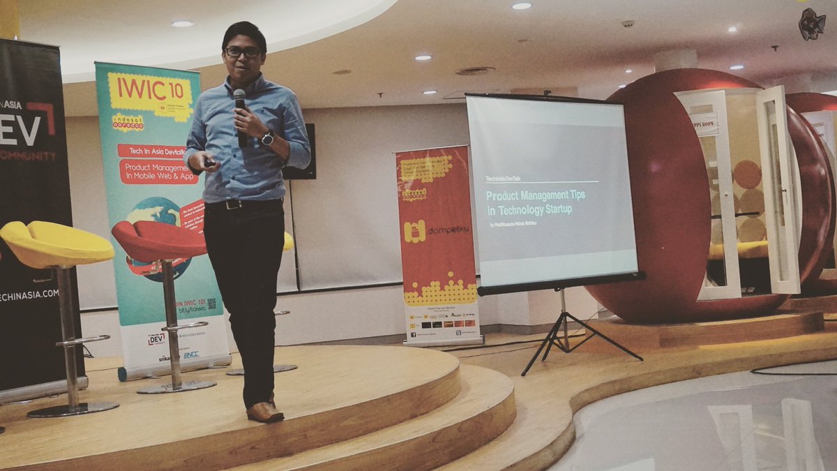 TechinAsia_ID's tweet photo. Hadikusuma Wahab, VP of Product KMK Online lagi sharing tentang Product Management in Mobile Web di #tiadevtalk https://t.co/tmAPgs04CN