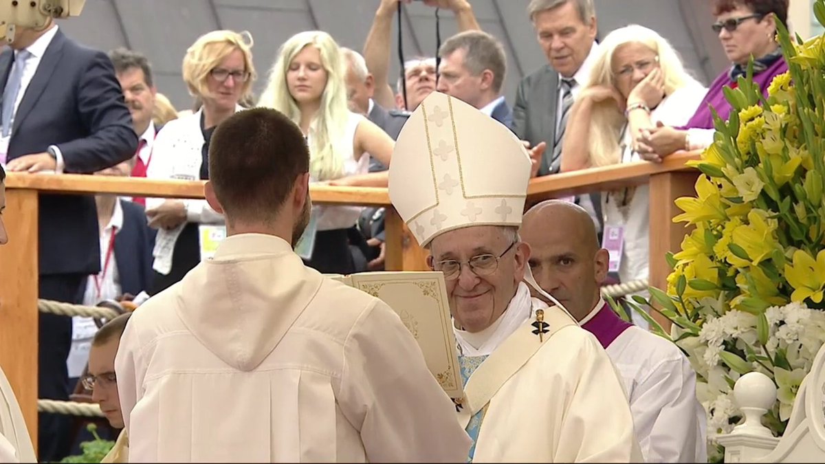jmj_es's tweet photo. ¡Así sonríes cuando sabes que Jesús te ama! #JMJ #Krakow2016 😄😄😄 https://t.co/8oQrUq6Rlr