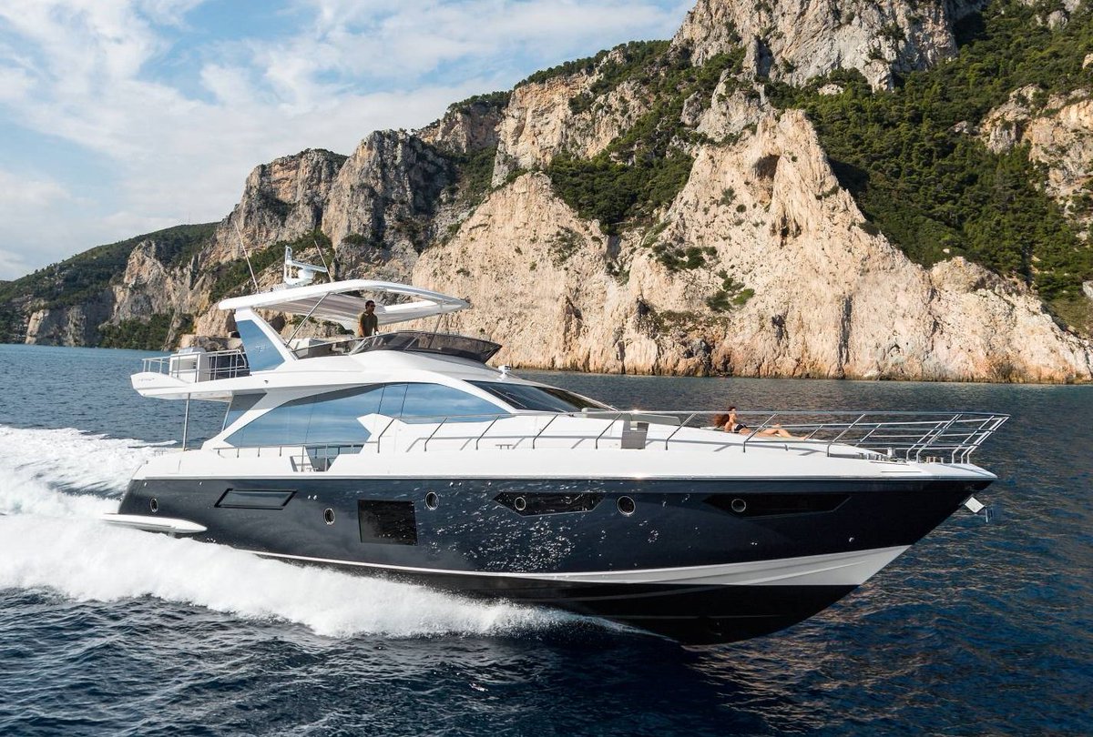 AzimutYachtsHK's tweet photo. This sun-pad area in the bow is a CORNER OF #PARADISE. Soak up the sun’s warmth after a plunge in the sea. #Azimut72 https://t.co/FJjdYKtbyV