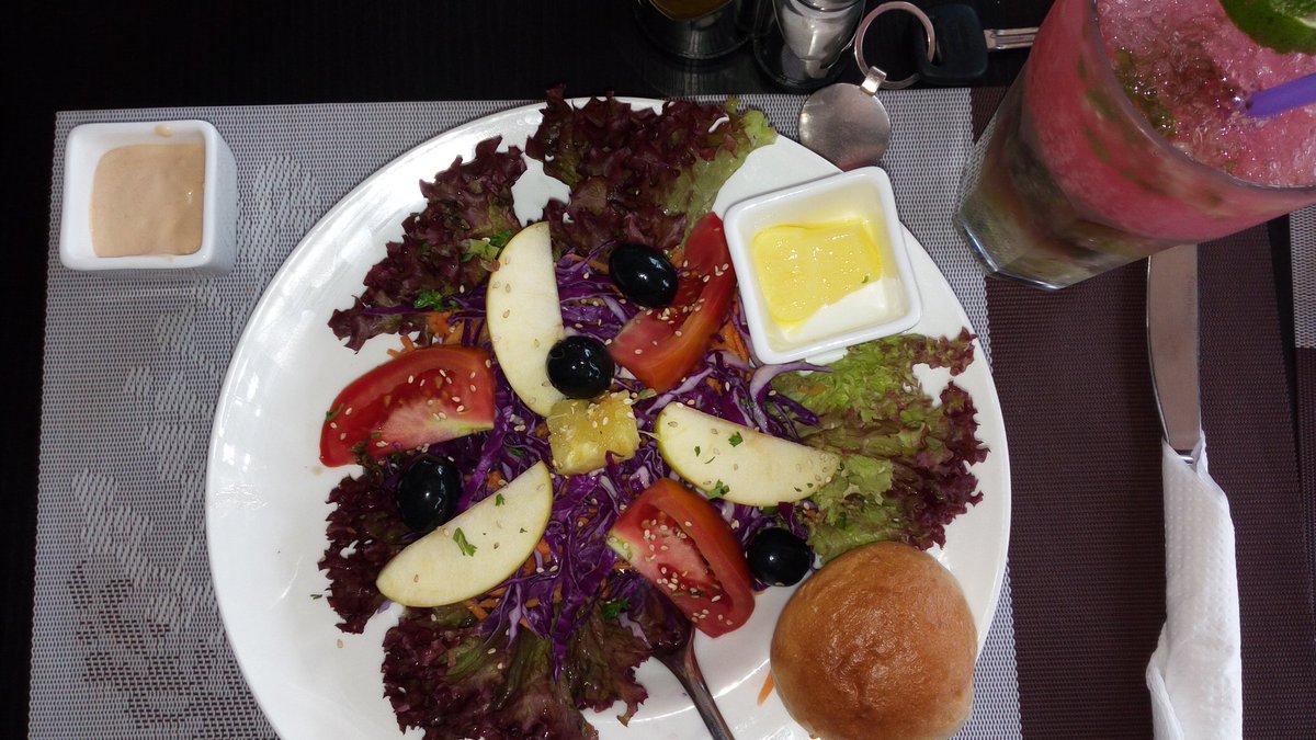 NakalanziD's tweet photo. I had @rubycuisine's salad and strawberry nojito. 😍😍😍 Yo! Mwaah Mwaah to the Nojito tho! https://t.co/kIq3KdbOhM