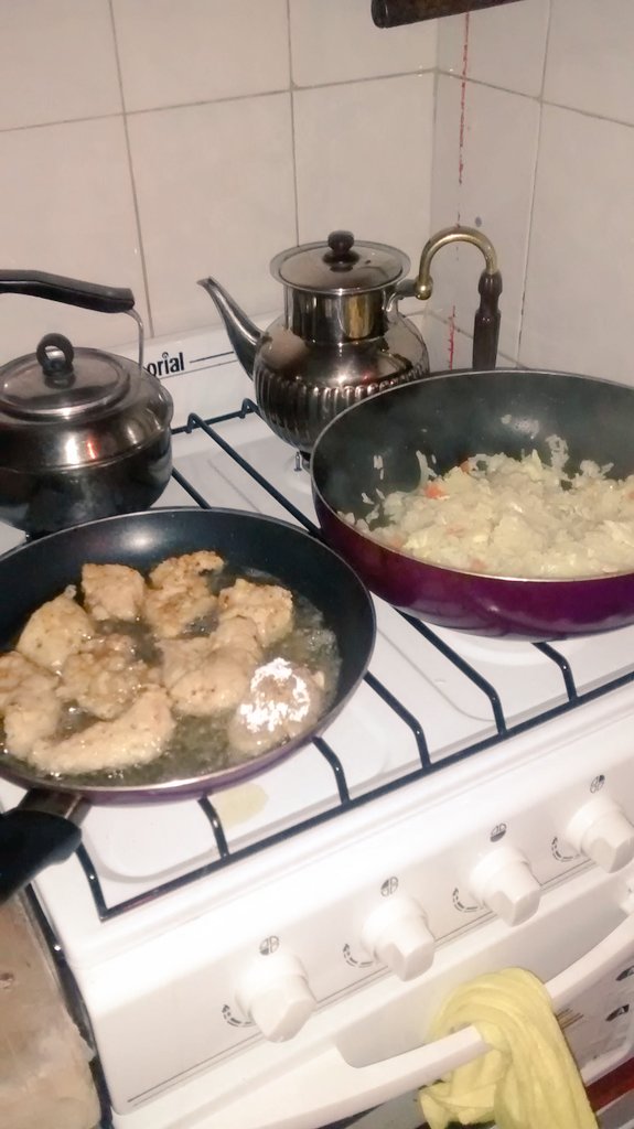 JessDCTorres's tweet photo. @MaiiLuce y @marchunuky mi almuerzo de hoy! #ComidaAsiatica #PolloThai #ArrozFrito 👌👏🙌🍚🍗🍴😍😘 https://t.co/SRRyJlQjsl