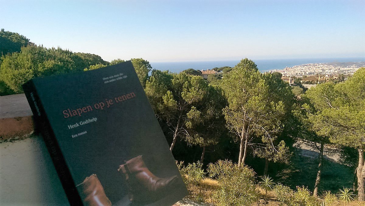UitgeverijHulde's tweet photo. 'Slapen op je tenen' on tour. @BlueFishConsult gespot in het mooie Andalusië Mogen we jouw vakantieadres ook pinnen? https://t.co/YdO3x3JWP9