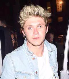 zarr_lnl's tweet photo. mirada desviada, se ve nervioso y con miedo. Con un ojo mira al secuestrador y con otro a la cámara #saveniallhoran https://t.co/Ke17lkB8Lh