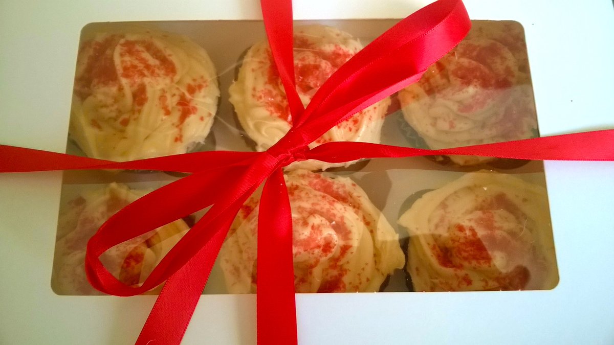abilousvegan's tweet photo. #vegan red velvet cake and cupcakes for a 70th birthday boy! "Thoroughly enjoyed by all (including the non vegans)!" https://t.co/MijytkTEVm