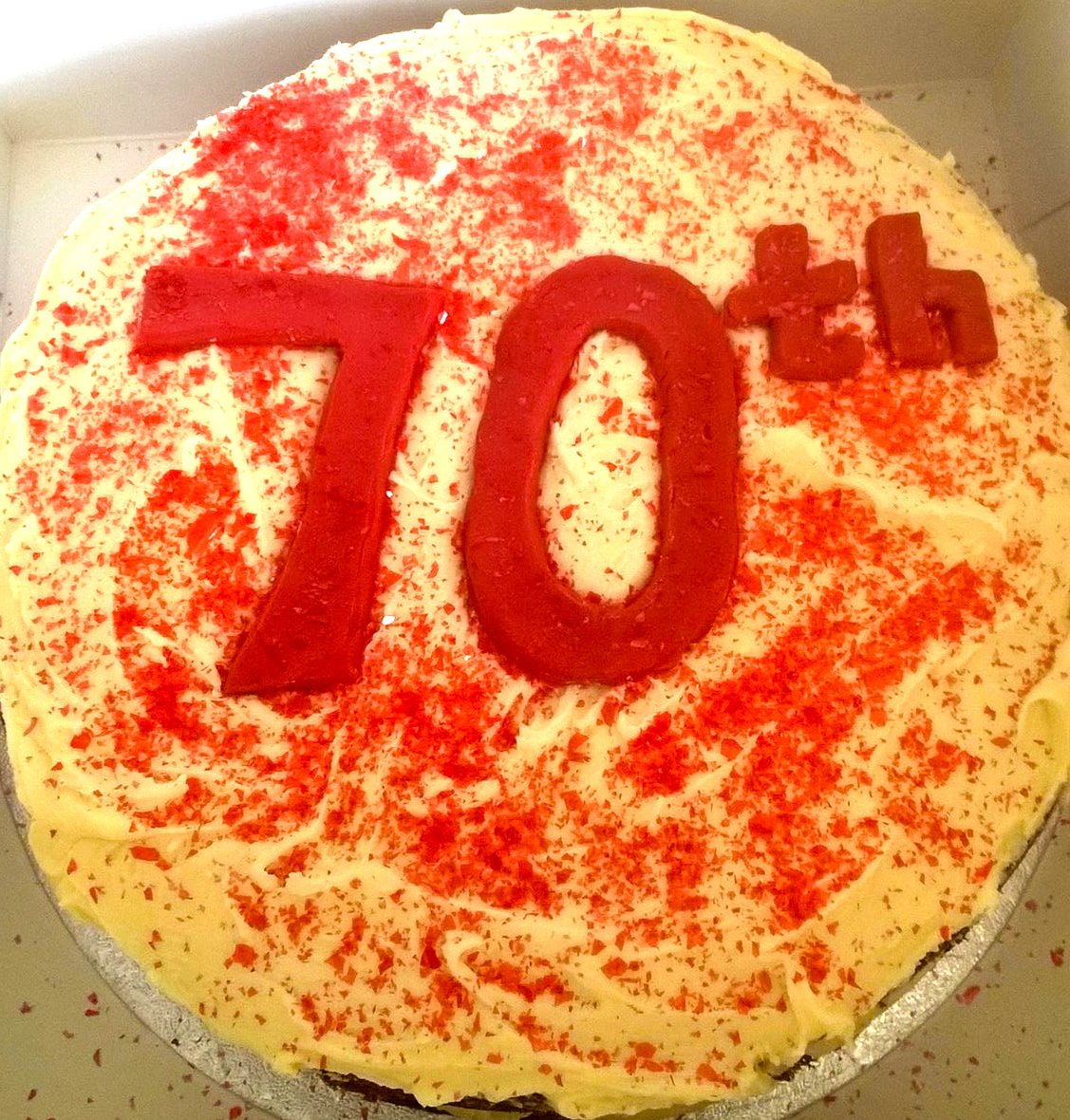 abilousvegan's tweet photo. #vegan red velvet cake and cupcakes for a 70th birthday boy! "Thoroughly enjoyed by all (including the non vegans)!" https://t.co/MijytkTEVm