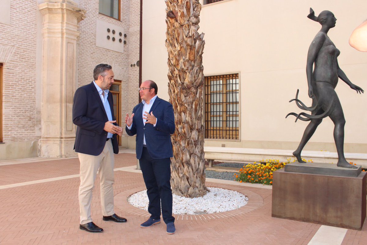 PPRMurcia's tweet photo. .@victormmartinez, portavoz GPP,se reúne con el Presidente @PedroAntonio_RM para abordar los pactos de #DebateRM2016 https://t.co/CTOxq1t5Ra