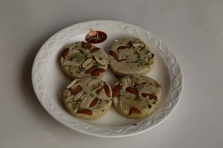 SinglaSweets's tweet photo. Almonds taste perfect in Gajak.
#Gajak #Almond  #Sweet #Different #Foodie #choice #Dwarka #Singla https://t.co/5nla2mcNm5