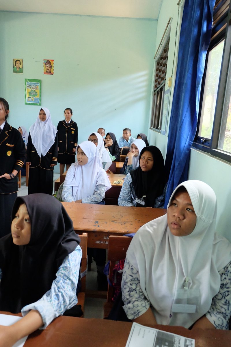 Mpk_3kabta's tweet photo. Hayooo siapa aja nih yang kefoto. Pada serius banget ya liatin kakak mpknya didepan huh https://t.co/lOf8mOuxpe
