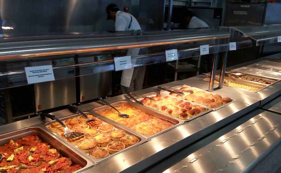folha's tweet photo. Após críticas, restaurante a R$ 98/kg no Parque Olímpico deve mudar cardápio https://t.co/b4ldyEmaxE #Rio2016 https://t.co/VasckYqbep