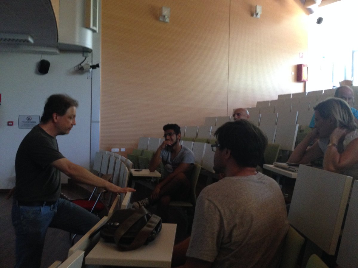 AdvPhot_NANOTEC's tweet image. Great time today with prof. Ricardo Carretero, discussing optical #vortexes in #polariton Bose-Einstein condensates