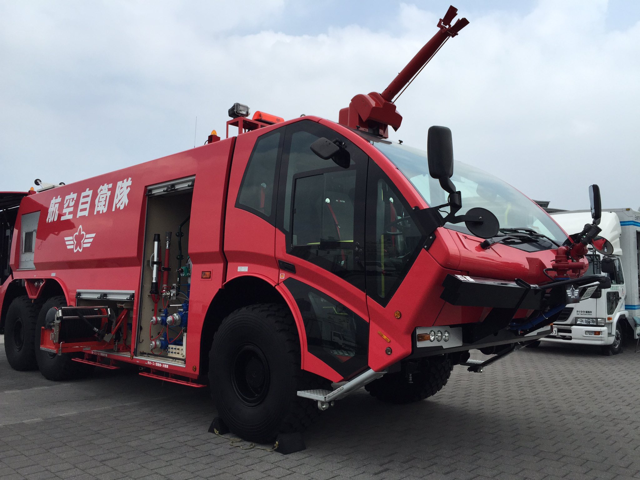 تويتر Notti على تويتر 去年は空港消防車に双腕重機と珍しい特殊車両をバックに写真が撮れる機会なんて殆ど無いのでは T Co J1bn3rnbxn