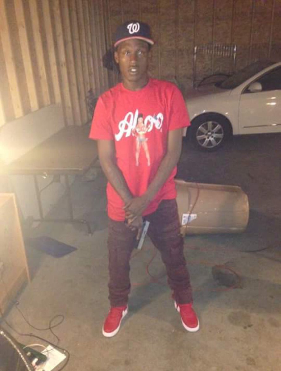 LilDell_SODMG's tweet photo. OnaGuyz I love you bro 😪 you petty for checking out on me like that cuzo 😭🤘🏽 https://t.co/lyqI8f96ma