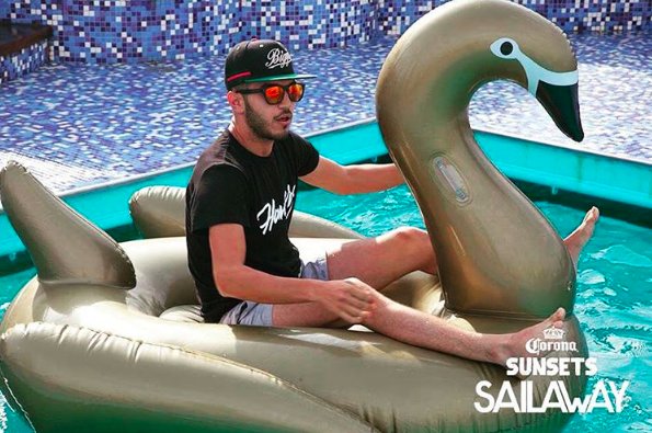 Aquí estoy con el floatie #EspañaQuiereFloaties

No me preguntéis por mi boca, no se porque ha salido así 😂