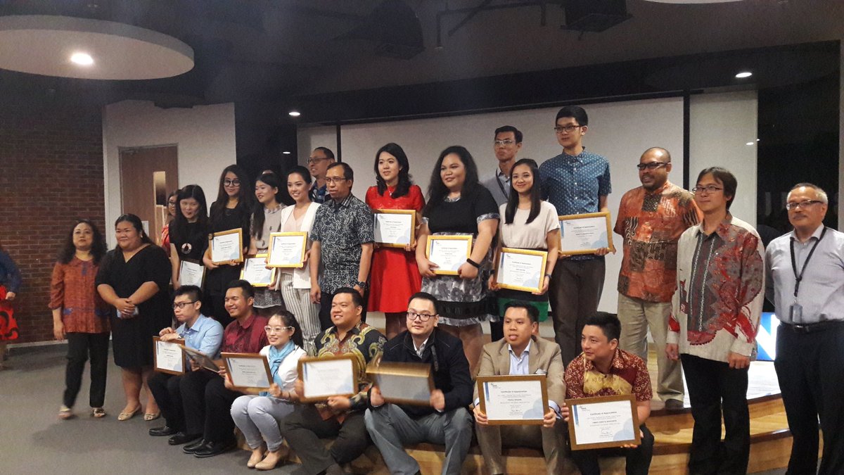 BINUSINTL's tweet photo. 4. Here's all the graduates and their head of program. May other successful journey always be with them! #BIevent https://t.co/8CmLGAl8uj