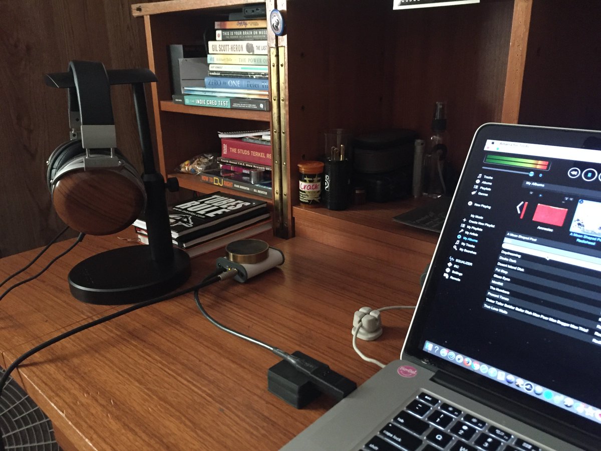 MikeMercer's tweet photo. @HighResTech Headstreamer +@Moon_Audio #SilverDragonUSB+@audioquest #Jitterbug w/ Teak E-MUs @radiohead sounds GR8! https://t.co/ofvcZbU6c0