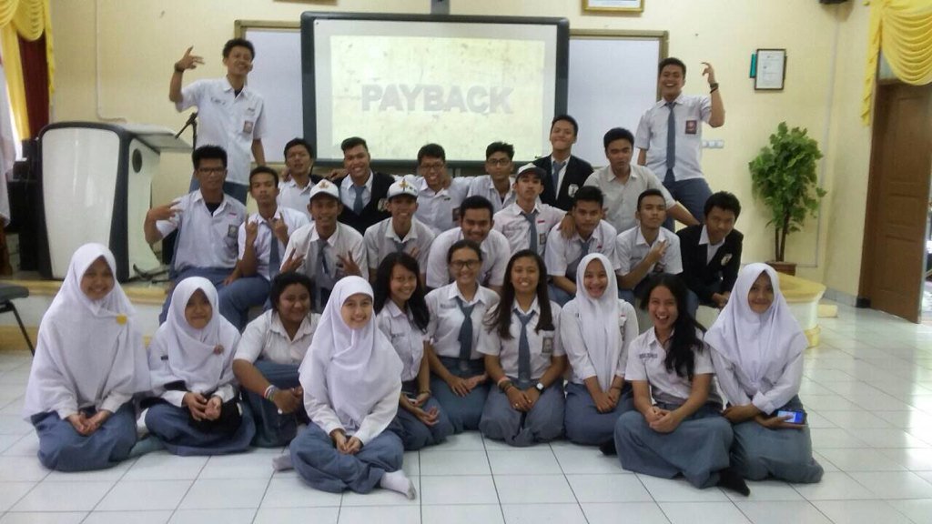GEFOXMENT2016's tweet photo. Tapi alhamulillah gefoxment bisa nayangin hasil karyanya yaitu film payback di depan seluruh angkatan 2016 https://t.co/qSFEOUL28X