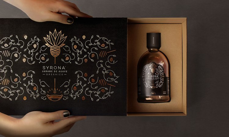 Il #packaging strutturato di <a href="/ToroPinto/">Toro-Pinto</a> per il suo #Syrona, lo sciroppo di agave americana.
#design #brand #logo