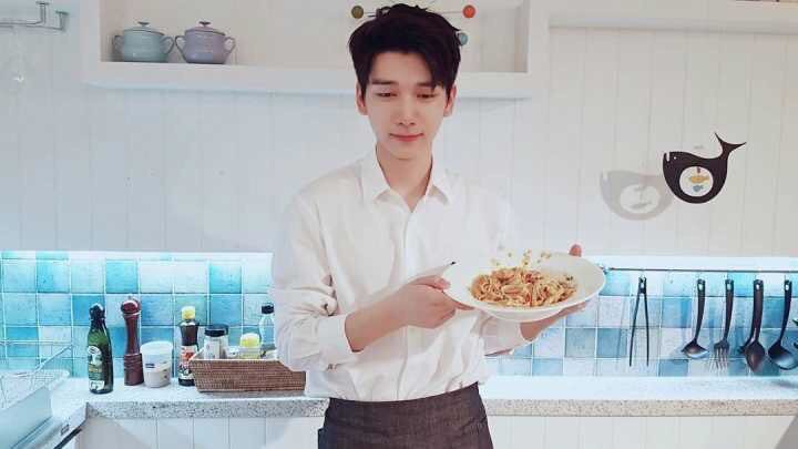 ArabHyuk's tweet photo. 160728 || تحديث هيوك على الانستغرام: 
عمل جيد.
#شيف #هيوك #باستا #تطبيق_ڤي https://t.co/Cip5yRd0Yn