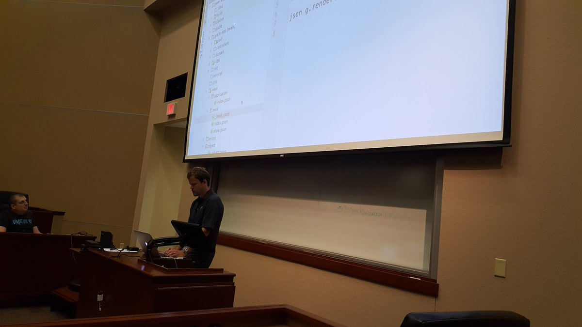 brwngrldev's tweet photo. Always impressed with speakers who live code. Learning about upcoming features in #Grails3 w/ @graemerocher #gr8conf https://t.co/urUTytpGPU