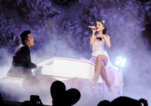 crystalari's tweet photo. #FanArmyFaceOff #Arianators ♡ https://t.co/6ZTuUryxfS