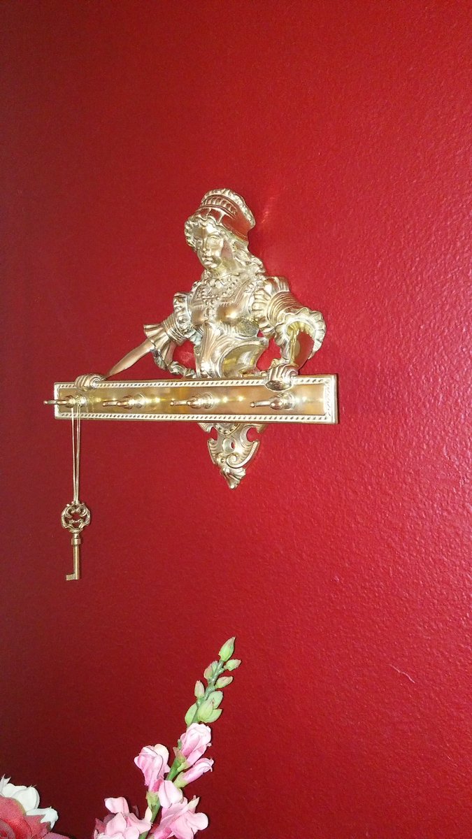 LoriGaye1's tweet photo. @CrimsonScare Your key rack is hung, along with your first antique key. It looks nice! #Antique #StartingACollection https://t.co/9COduYgsdf