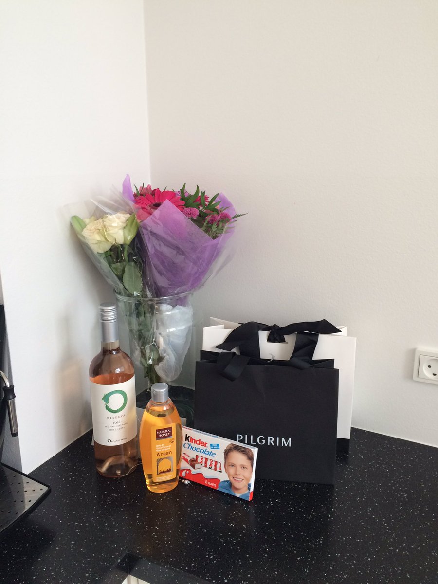 JliJv's tweet photo. Presents from the best teams ever ... Thank you sweet colleagues 😗@tasc90 @malistylish https://t.co/4llHxojMlD