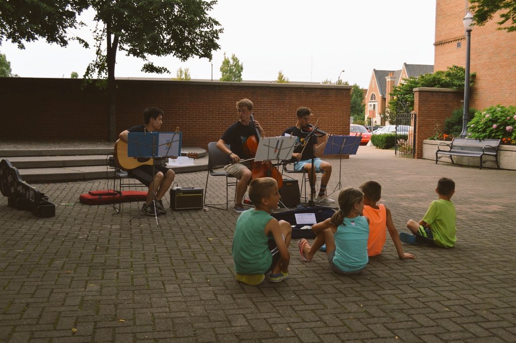 OxfordCommasCMZ's tweet photo. Check out this pic of us at Street Performers! Thanks to Katie for this picture https://t.co/l6FzEh1r7b