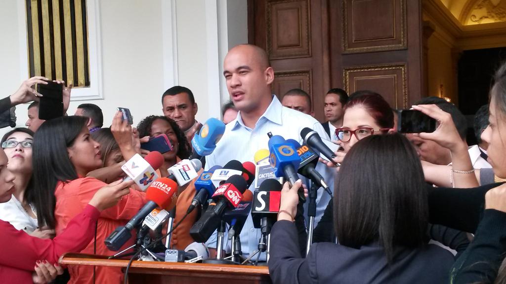 PsuvMirandaVE's tweet photo. Dip. @HectoRodriguez: no están bien los fraudes electorales haga quien los haga #MUDNiUnaLeyAlPueblo #SesiónAN https://t.co/PbvWGYH6Ex