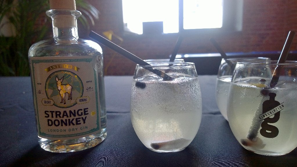 Legioen_tv's tweet photo. Tegenlicht. Voor één keer mag het. We sluiten #hackyourgrowth af met een drankje van ginscription.be! https://t.co/mrW3HahV92