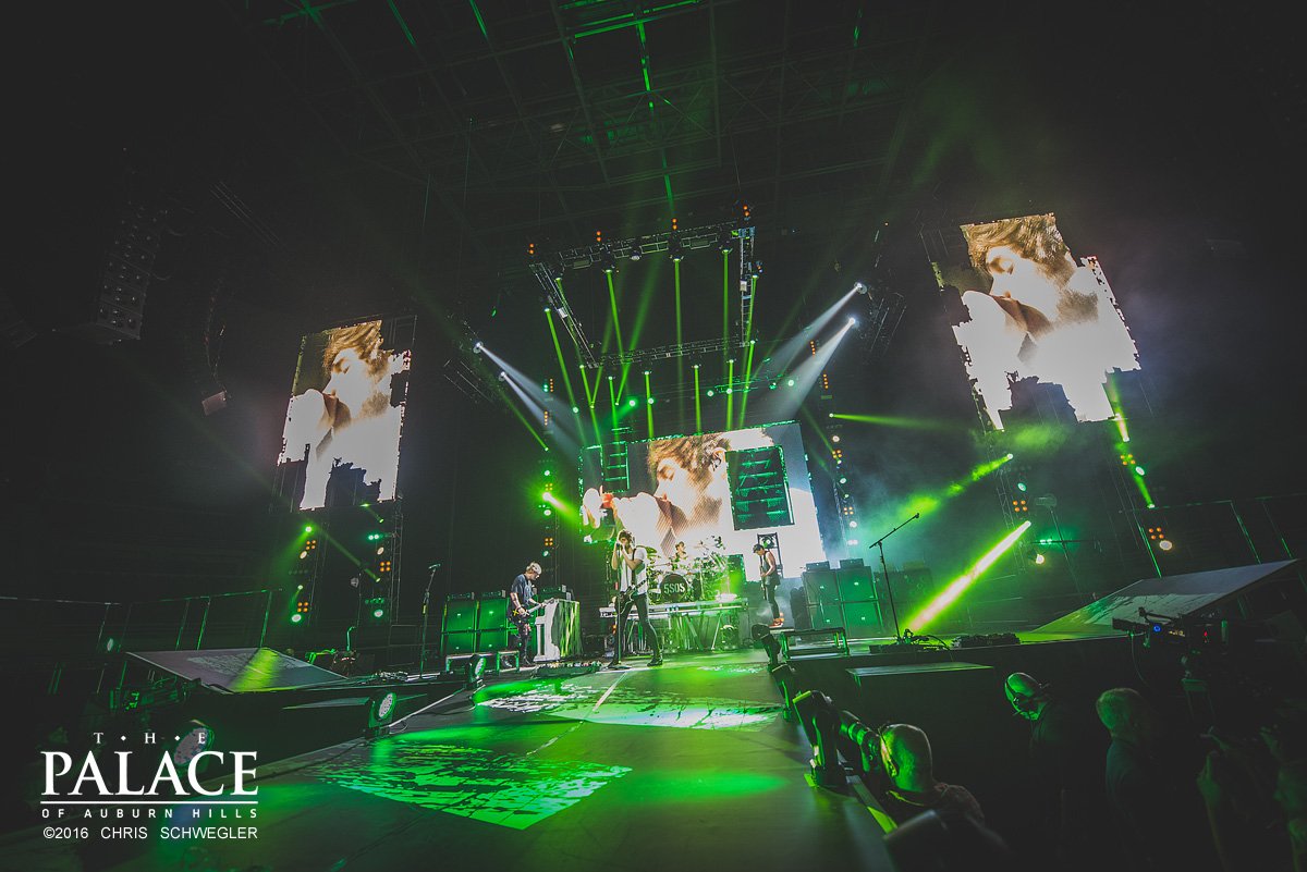 ThePalace's tweet photo. The crowd went wild last night for @5SOS, @ONEOKROCK_japan and @HeyViolet. 

Check out 📷s: https://t.co/FI9WT8M0ug https://t.co/5TShEn3dva