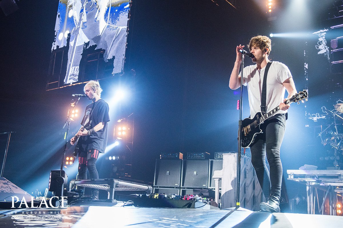 ThePalace's tweet photo. The crowd went wild last night for @5SOS, @ONEOKROCK_japan and @HeyViolet. 

Check out 📷s: https://t.co/FI9WT8M0ug https://t.co/5TShEn3dva
