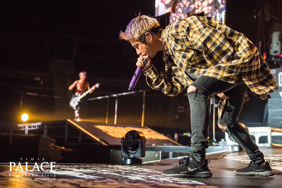 ThePalace's tweet photo. The crowd went wild last night for @5SOS, @ONEOKROCK_japan and @HeyViolet. 

Check out 📷s: https://t.co/FI9WT8M0ug https://t.co/5TShEn3dva