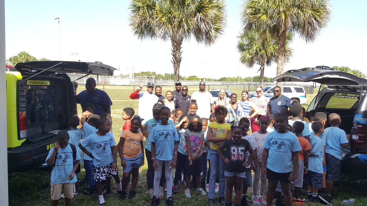 iT3ach_k12's tweet photo. Today at the #RivieraBeach #FamilyResourceCenter...  we are celebrating #pbcsummer Reading Success!! 
#pbcliteracy https://t.co/zvceFIHasL