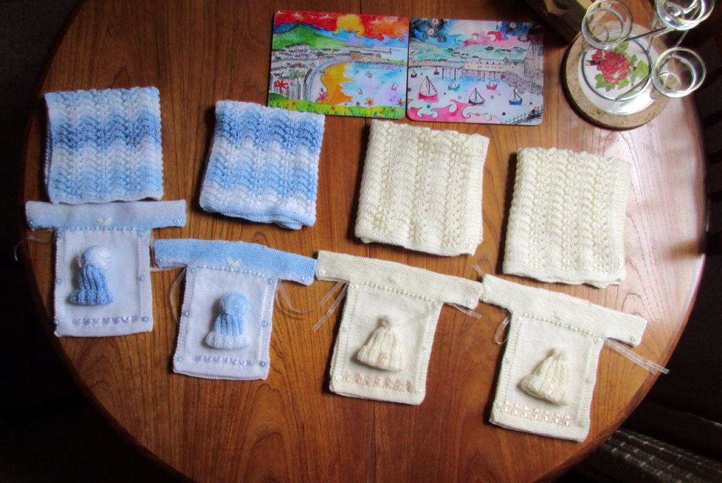 AmeliaAber's tweet photo. Dillad bach yn barod i George's Legacy/ Tiny outfits for George's Legacy #gweuynhelpu #knittinghelps https://t.co/unCrNOYrNA