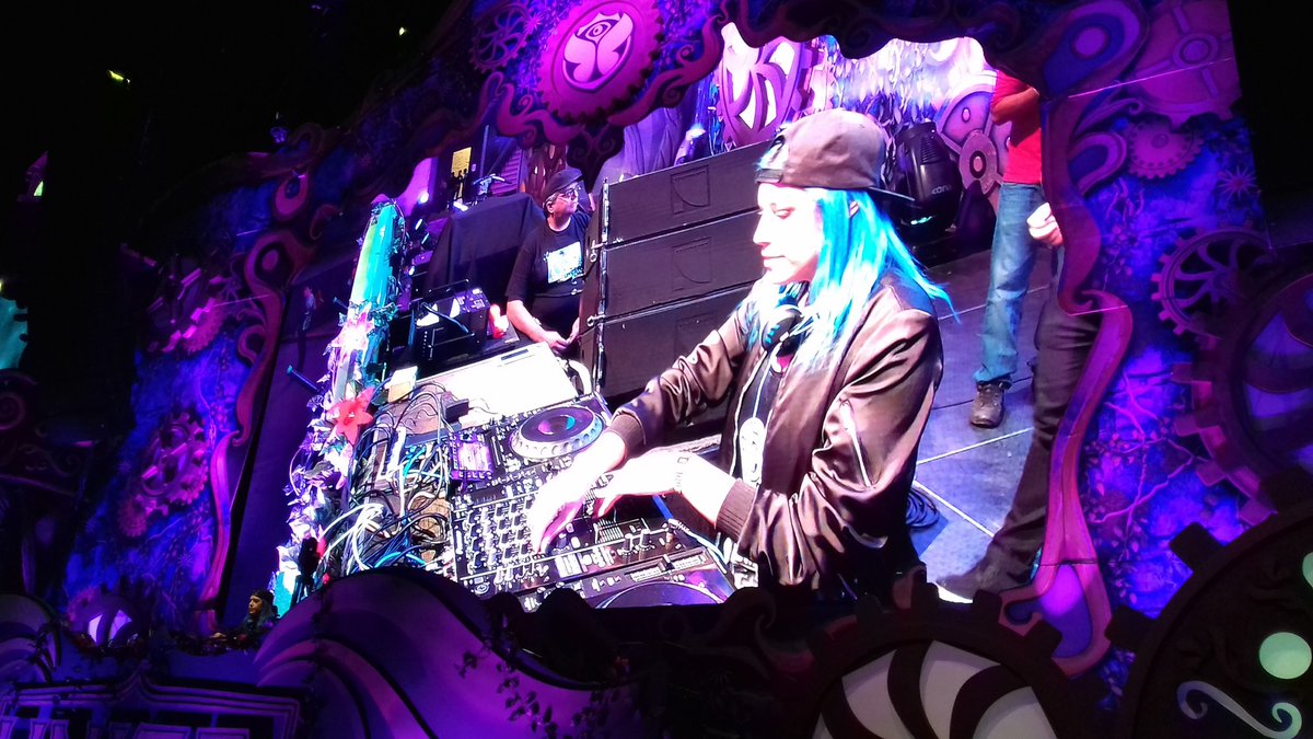 Madebep's tweet photo. #DiasDragons asi estuvo el #Unite #Tomorrowland #rave #plur #edm #raverfamily 🔥🙌🎈 @JessicaAudifred @Noizekid https://t.co/9PSQ5BNmki